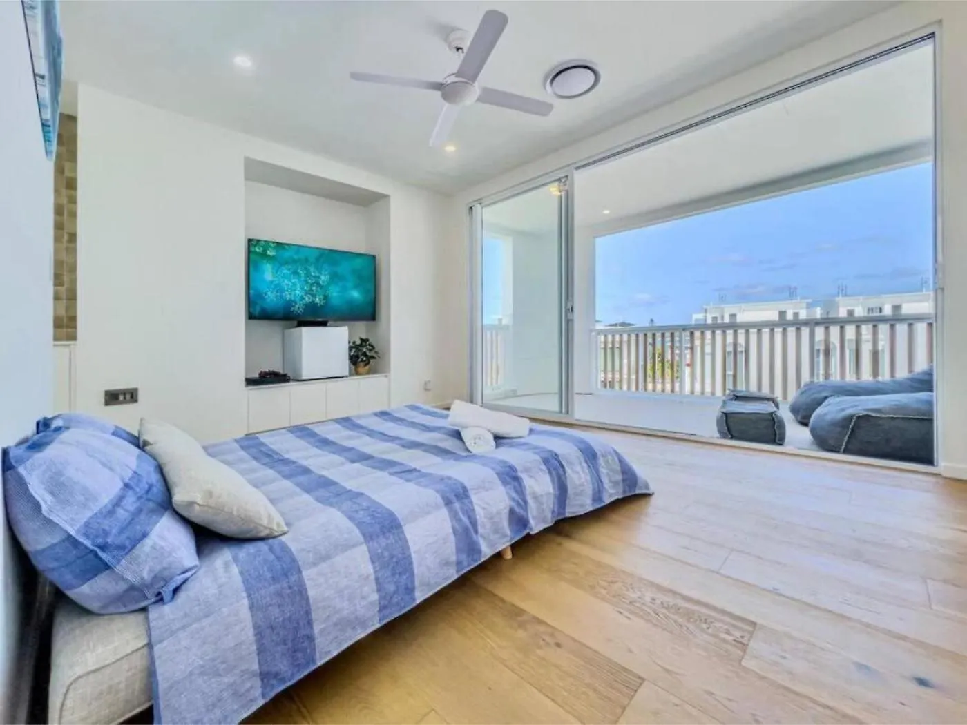 Large New Large Luxury Villa Gold Coast Apartment