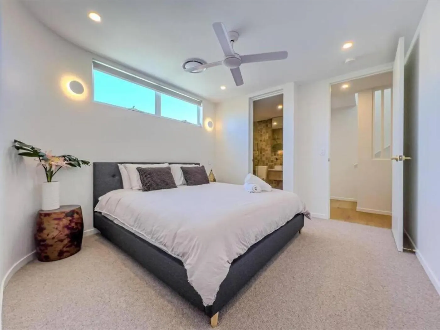 Large New Large Luxury Villa Gold Coast Apartment